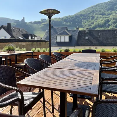 Terrasse mit Blick auf die Burg Landshut im Hotel Burgblickhotel in Bernkastel-Kues, Mosel