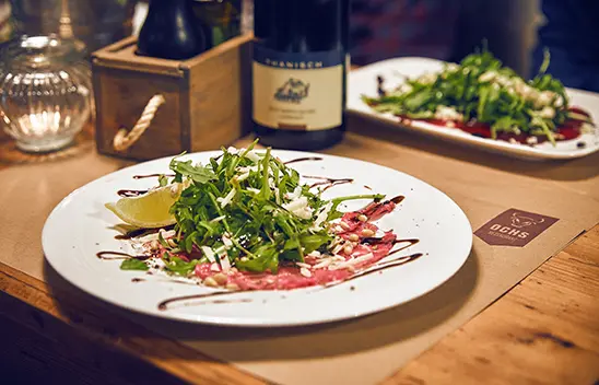 Schön angerichtetes Carpaccio im Restaurant Ochs im Hotel Burgblickhotel in Bernkastel-Kues, Mosel
