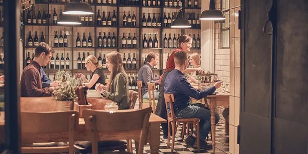 Gäste beim Abendessen im Restaurant Ochs vom Hotel Burgblickhotel in Bernkastel-Kues, Mosel